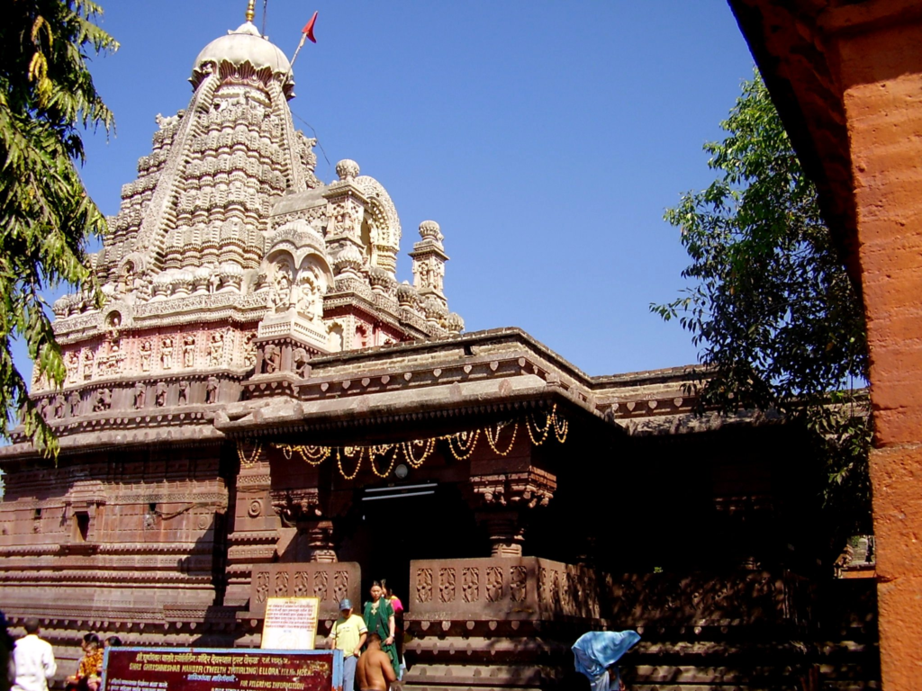 Grishneshwar Jyotirlinga, located near the Ellora caves in Maharashtra, is steeped in mythology and architectural grandeur. Legend has it that a devout woman named Kusuma worshipped Lord Shiva with great devotion, and he appeared before her in the form of a Jyotirlinga.