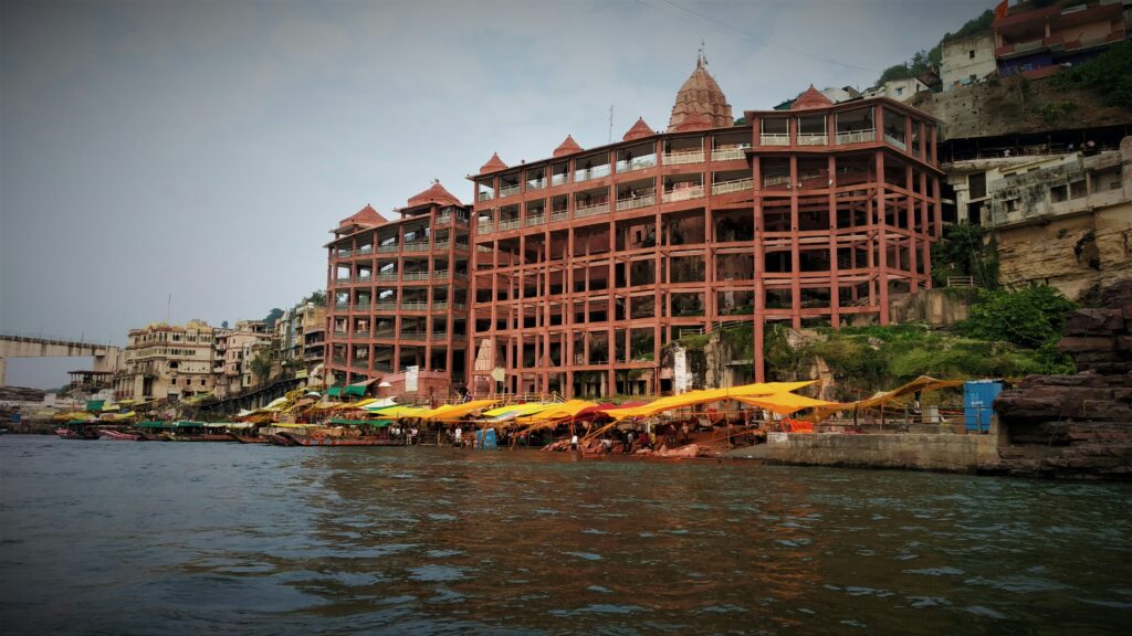  Omkareshwar Jyotirlinga:The temple complex, with its intricate carvings and serene surroundings, offers a tranquil setting for meditation and contemplation