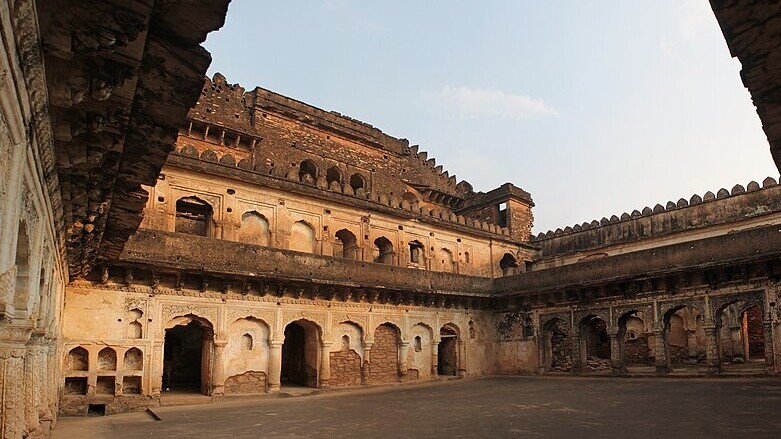 Panoramic view of Rani Mahal at Kalinjar Fort, Madhya Pradesh, showcasing ancient architecture and scenic beauty, offering a glimpse into India’s royal history and fortification