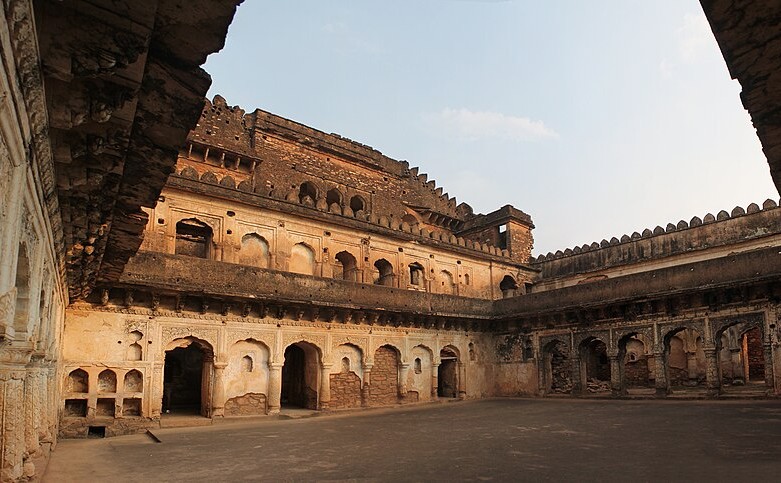 Panoramic view of Rani Mahal at Kalinjar Fort, Madhya Pradesh, showcasing ancient architecture and scenic beauty, offering a glimpse into India’s royal history and fortification